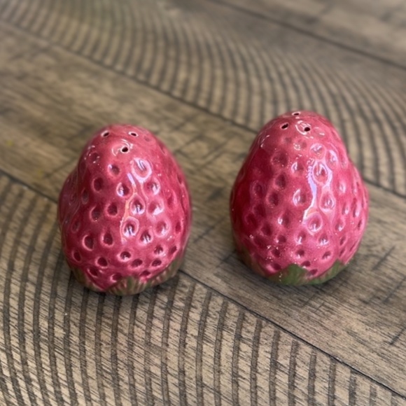 Vintage Strawberry Salt & Pepper shakers - Picture 2 of 4
